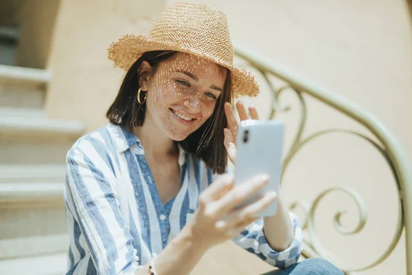 Mulher Fazendo Uma Chamada Vídeo Seu Telefone — Fotografia de Stock