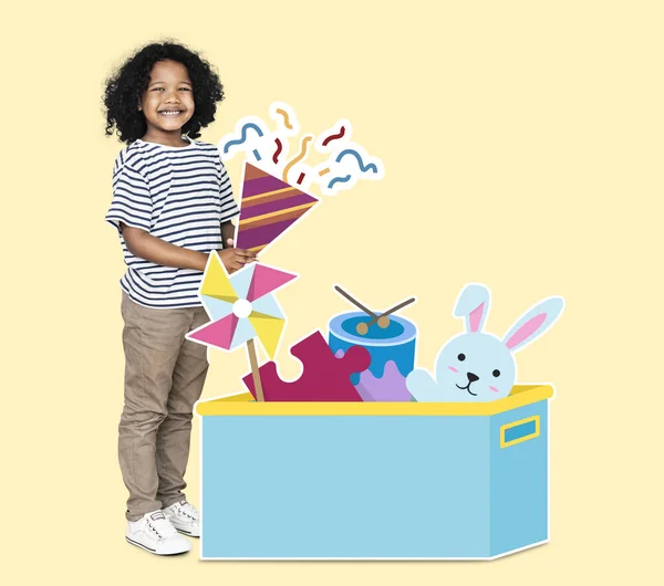 一个充满玩具的盒子开朗的男孩 — 图库照片