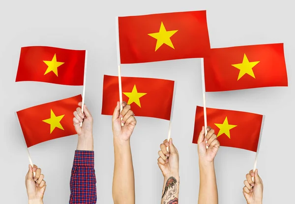 Руки Размахивают Флагами Вьетнама — стоковое фото