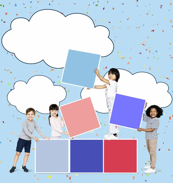 Diverse Glückliche Kinder Stapeln Leere Quadratische Bretter — Stockfoto