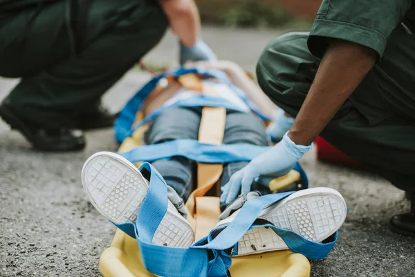 若い重要な患者を救う救急救命士チーム — ストック写真