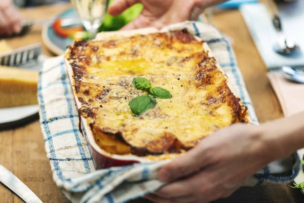 Donna Con Lasagne Fatte Casa — Foto Stock