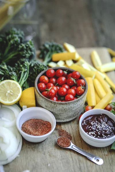 Produtos Hortícolas Ingredientes Orgânicos Frescos Preparados Numa Tábua Corte — Fotografia de Stock