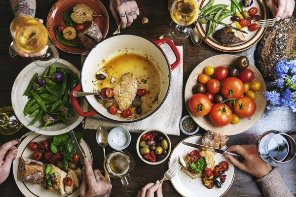 Familia Numerosa Cenando Una Mesa — Foto de Stock