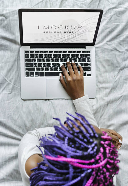 Woman Using Laptop Screen Mockup — Stock Photo, Image