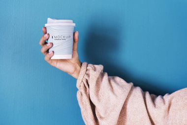 Bir kahve Kupası mockup tutan el