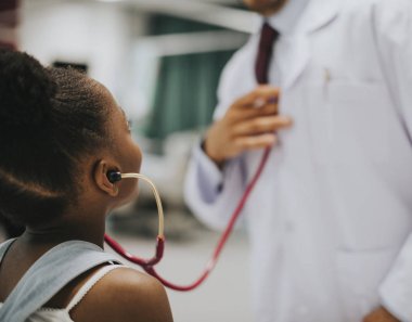 Onun biraz sabırlı eğlenceli dostu çocuk doktoru
