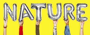 Balonlar kelime gösteren eller