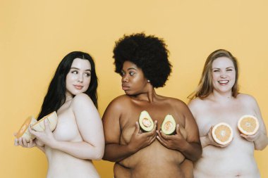 Çeşitli curvy çıplak kadın göğüsleri üzerinde meyve tutan