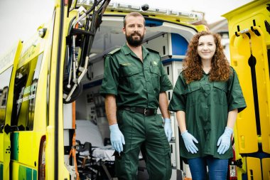 Sağlık görevlileri ambulans ile iş yerinde