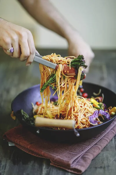 Kızarmış Spagetti Organik Sebze Ile Karıştırın — Stok fotoğraf