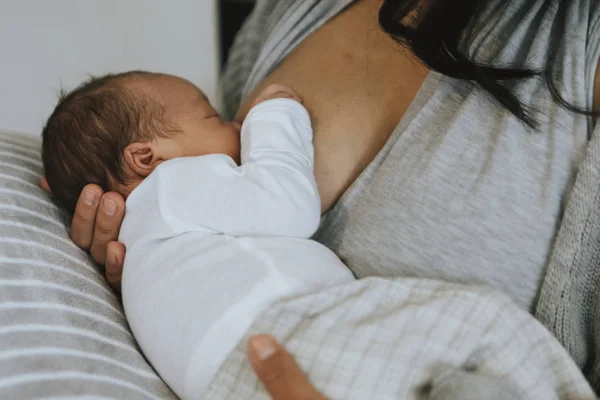 Madre Che Allatta Suo Bambino — Foto Stock