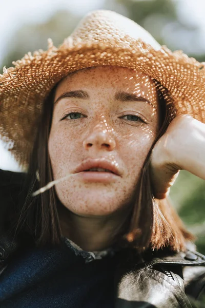 Portrait Beautiful Young Woman Freckles — Stock Photo, Image
