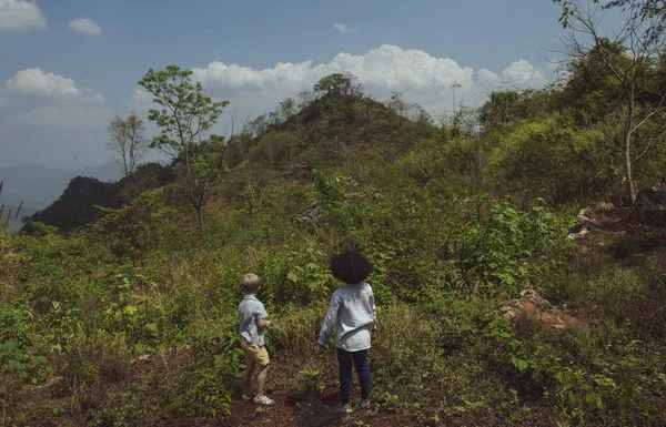 Deux Petits Garçons Explorant Les Collines — Photo