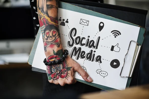 Mano Tatuata Che Tiene Una Cartellina Dei Social Media — Foto Stock