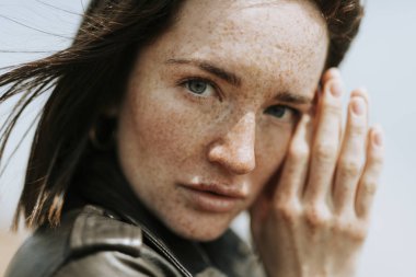 Bir kadın deri ceket daimi bir parkta yan görünüm