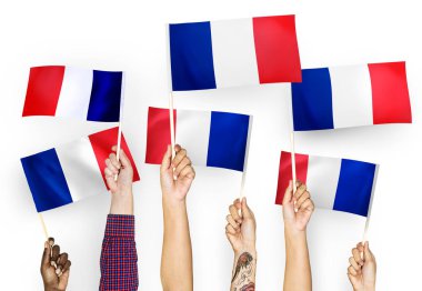 Fransa bayrakları sallayarak elleri