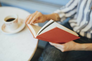 bir kadın bir kitap okuma closeup