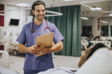 Hastanedeki yakışıklı genç doktor.