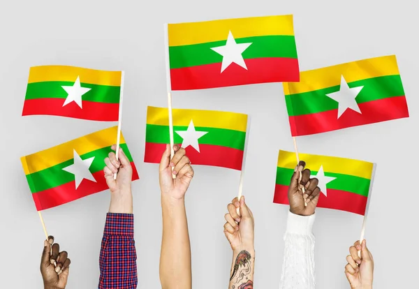 Ruce Mávali Vlajkami Myanmar — Stock fotografie
