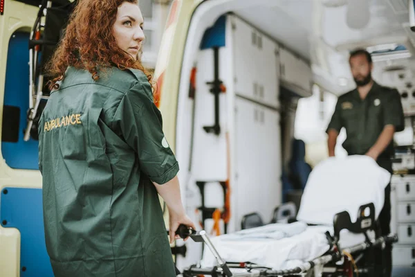 Sağlık Görevlileri Ambulans Ile Yerinde — Stok fotoğraf