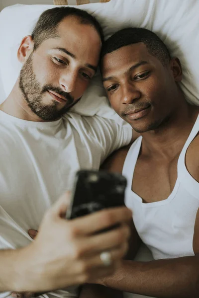 Ζευγάρι Που Αναλαμβάνει Μια Selfie Στο Κρεβάτι — Φωτογραφία Αρχείου