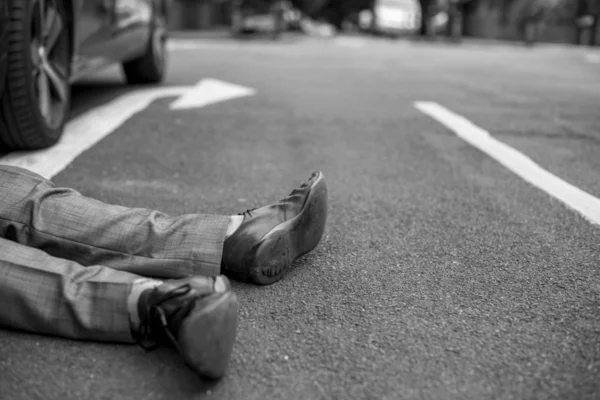 Člověk Leží Zemi Dopravní Nehodě — Stock fotografie