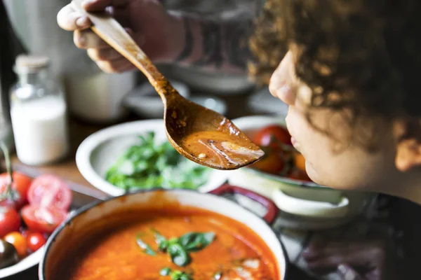 Mulher Degustando Uma Sopa Tomate Cozinha — Fotografia de Stock