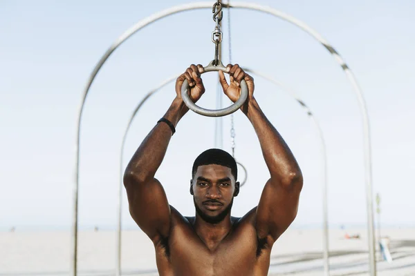 Fit Man Aan Het Werk Het Strand — Stockfoto