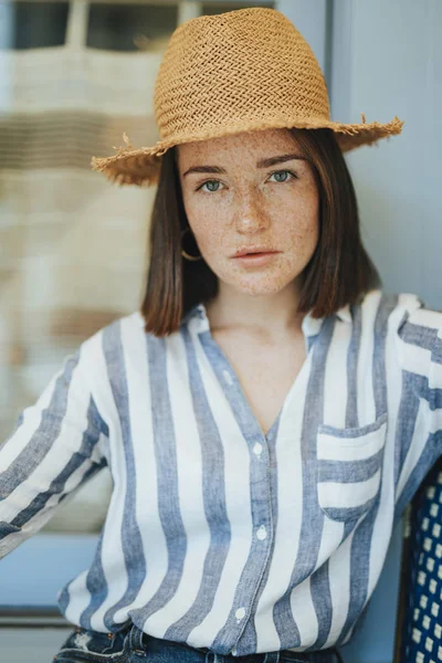 Retrato Uma Mulher Alegre Usando Chapéu Palha — Fotografia de Stock
