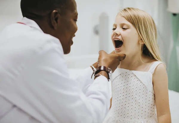 Menina Mostrando Dentista Seus Dentes — Fotografia de Stock