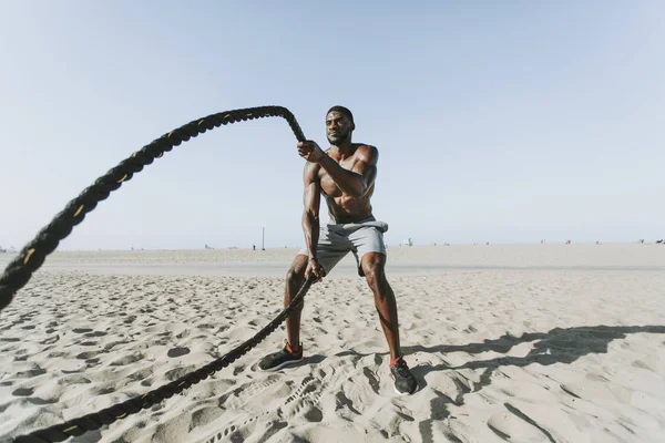 Hombre Forma Trabajando Con Cuerdas Batalla — Foto de Stock