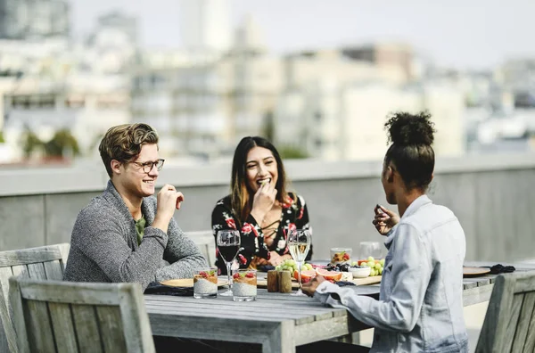 Amigos Fazendo Uma Festa Telhado San Francisco — Fotografia de Stock