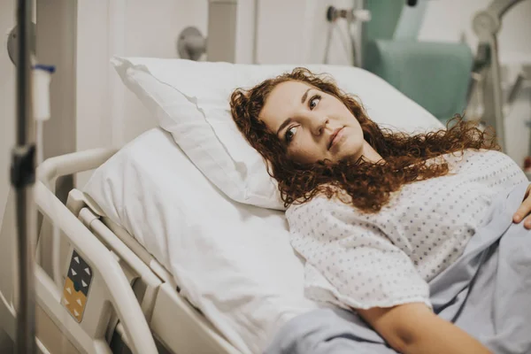 Paciente Femenina Descansando Una Cama Hospital — Foto de Stock