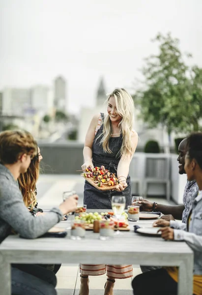 Mulher Servindo Churrasco Vegan Para Seus Amigos — Fotografia de Stock