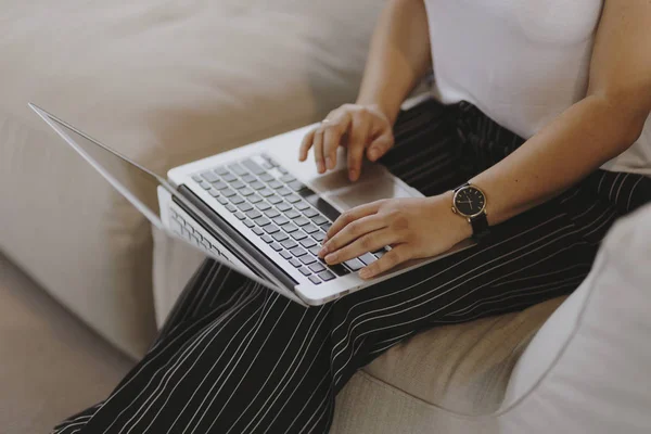 Kobieta Pracująca Laptopie — Zdjęcie stockowe