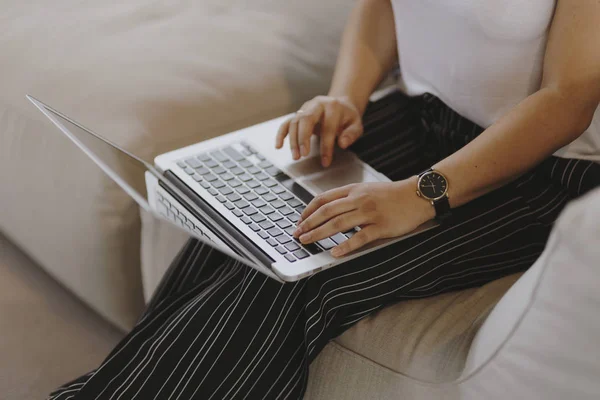 Frau Arbeitet Laptop — Stockfoto