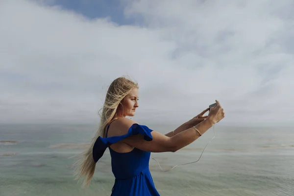 Femme Blonde Prenant Des Photos Avec Son Téléphone Sur Plage — Photo