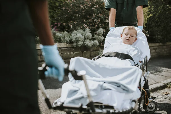 Les Ambulanciers Déplacent Jeune Patient Sur Une Civière Vers Une — Photo