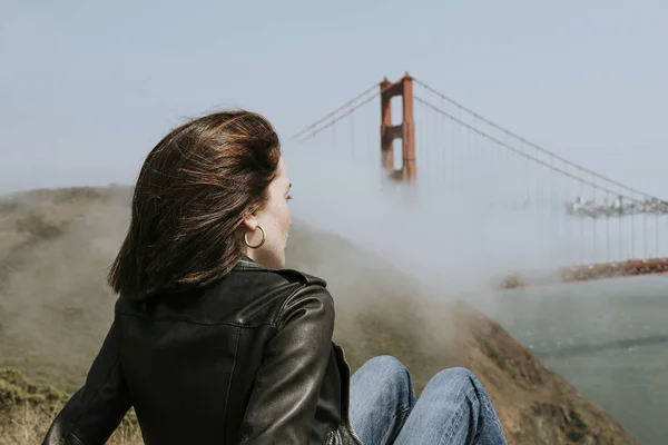 Golden Gate Köprüsü San Francisco Manzarayı Kadın — Stok fotoğraf
