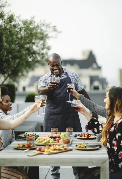 Amigos Brindam Com Chef Uma Festa Verão — Fotografia de Stock