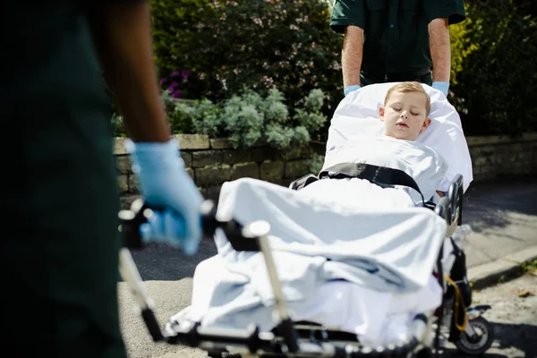 Les Ambulanciers Déplacent Jeune Patient Sur Une Civière Vers Une — Photo