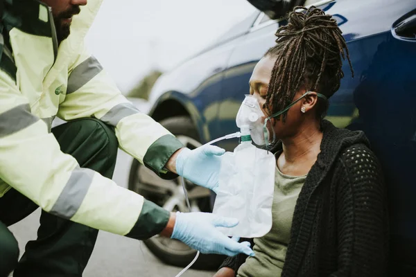 Male Paramedic Putting Oxygen Mask Injured Woman Road — Stock Photo, Image