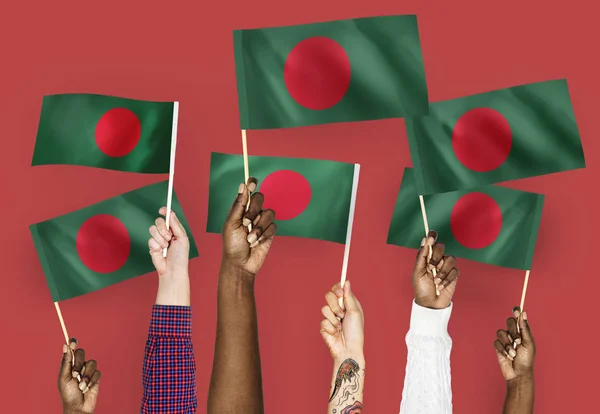 Mãos Acenando Bandeiras Bangladesh — Fotografia de Stock