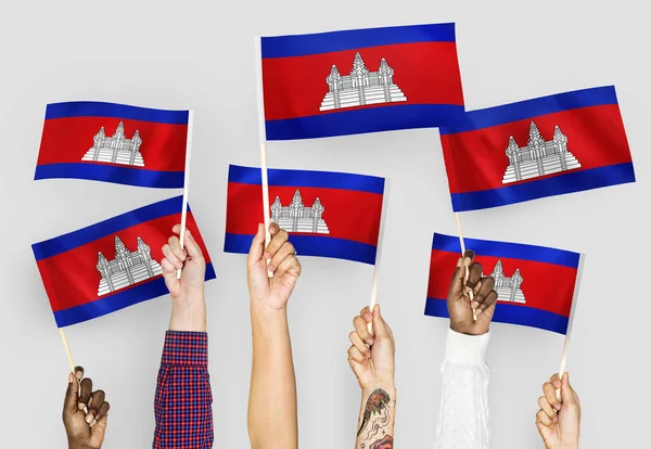 Χέρια Που Κυματίζουν Τις Σημαίες Της Καμπότζης — Φωτογραφία Αρχείου
