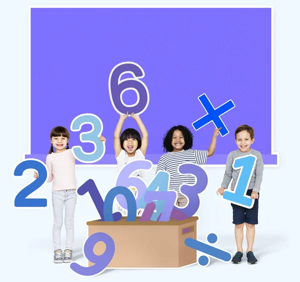 Öğrenme Matematik Numaraları Ile Okul Çocukları — Stok fotoğraf