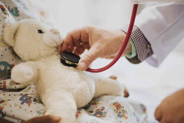 Доктор Игриво Проверяет Сердцебиение Плюшевого Мишки — стоковое фото