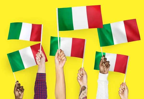 Hände Schwenken Italienische Fahnen — Stockfoto