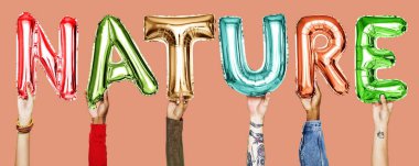 Balonlar kelime gösteren eller