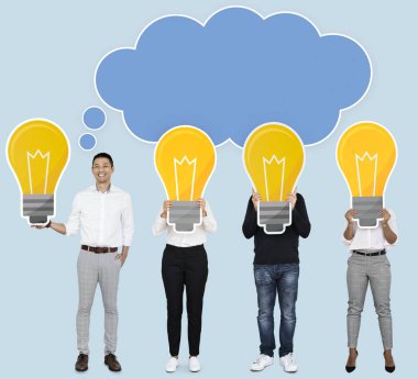 Yaratıcı insanlar ampul simgeleri gösterilen